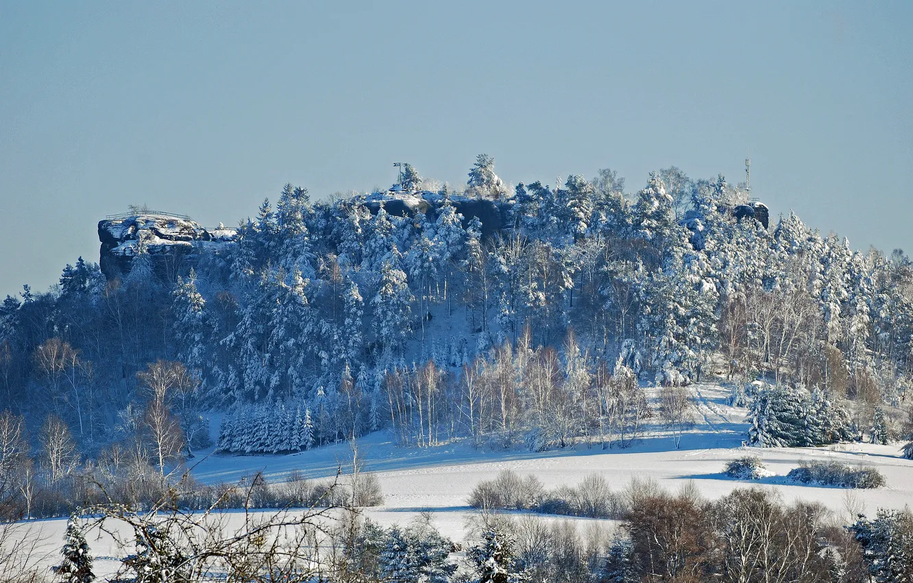 Фото обои зима, небо, снег, деревья, скала, гора