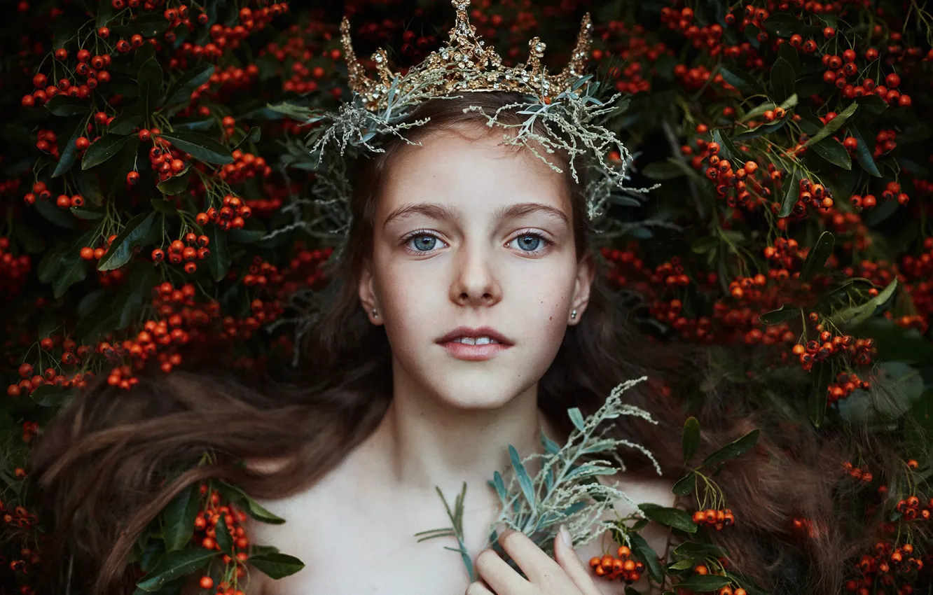 Фото обои взгляд, девушка, лицо, ягоды, портрет, корона, принцесса, Bella Kotak