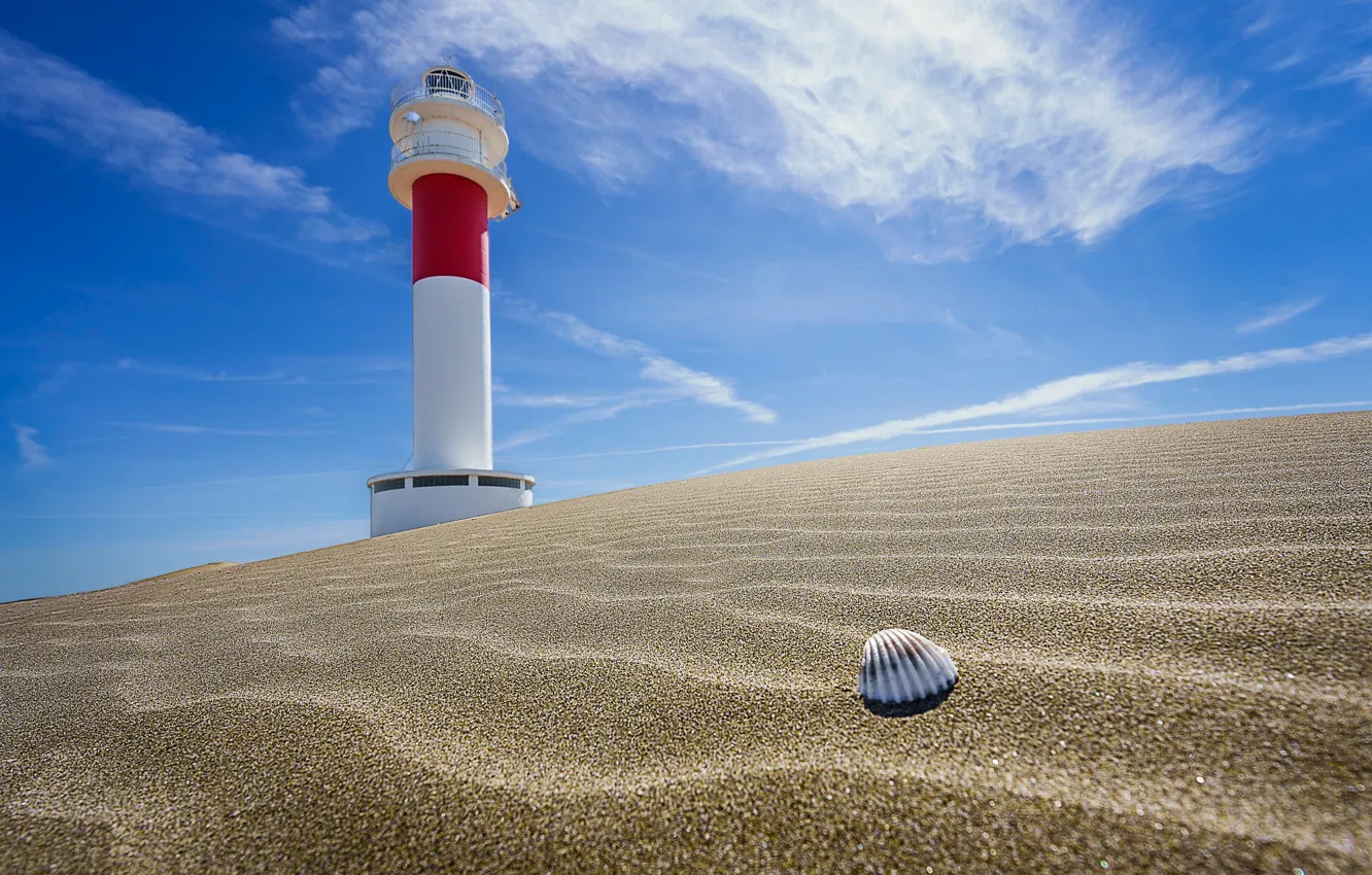 Фото обои песок, небо, маяк, ракушка, Испания, Spain, Deltebre, Fangar Lighthouse
