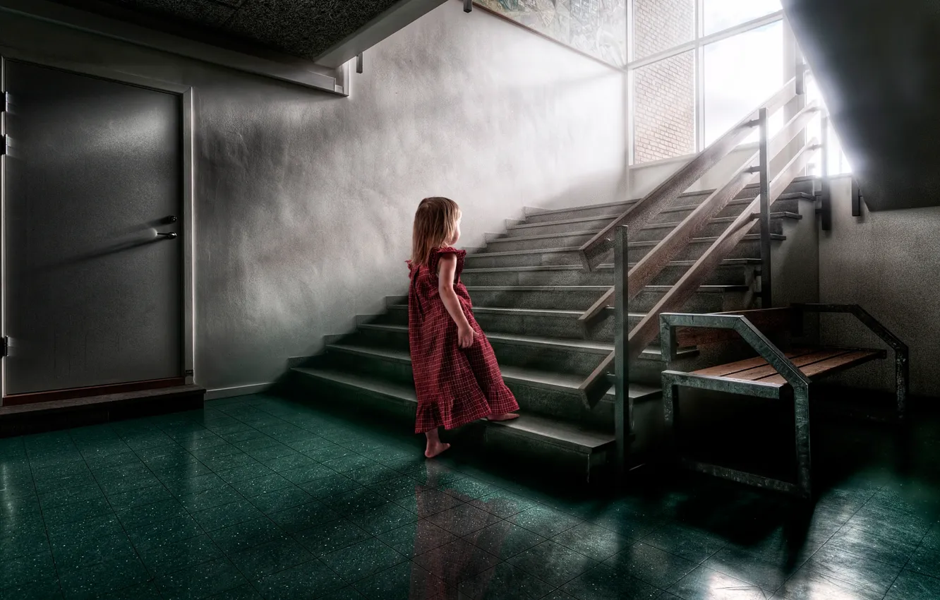 Фото обои платье, лестница, девочка, ступеньки, помещение