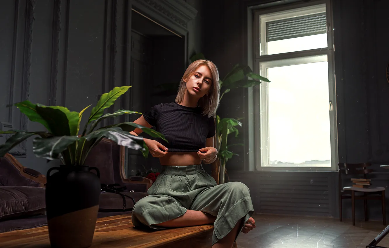 Фото обои девушка, поза, комната, растения, босиком, живот, окно, футболка