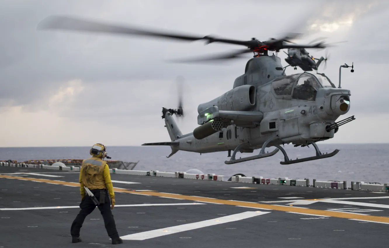 Фото обои Вертолет, палуба, AH-1Z Viper