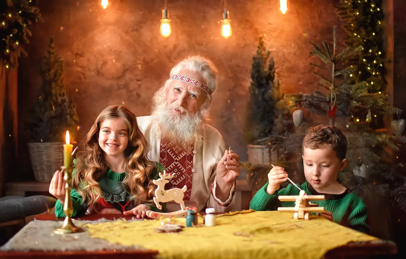 Фото обои дети, игрушки, свеча, мальчик, ели, девочка, дед, старик
