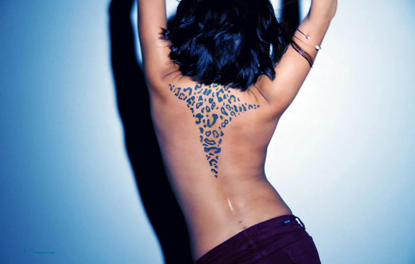 Фото обои girl, leopard, woman, model, tattoo, purple, piercing, back