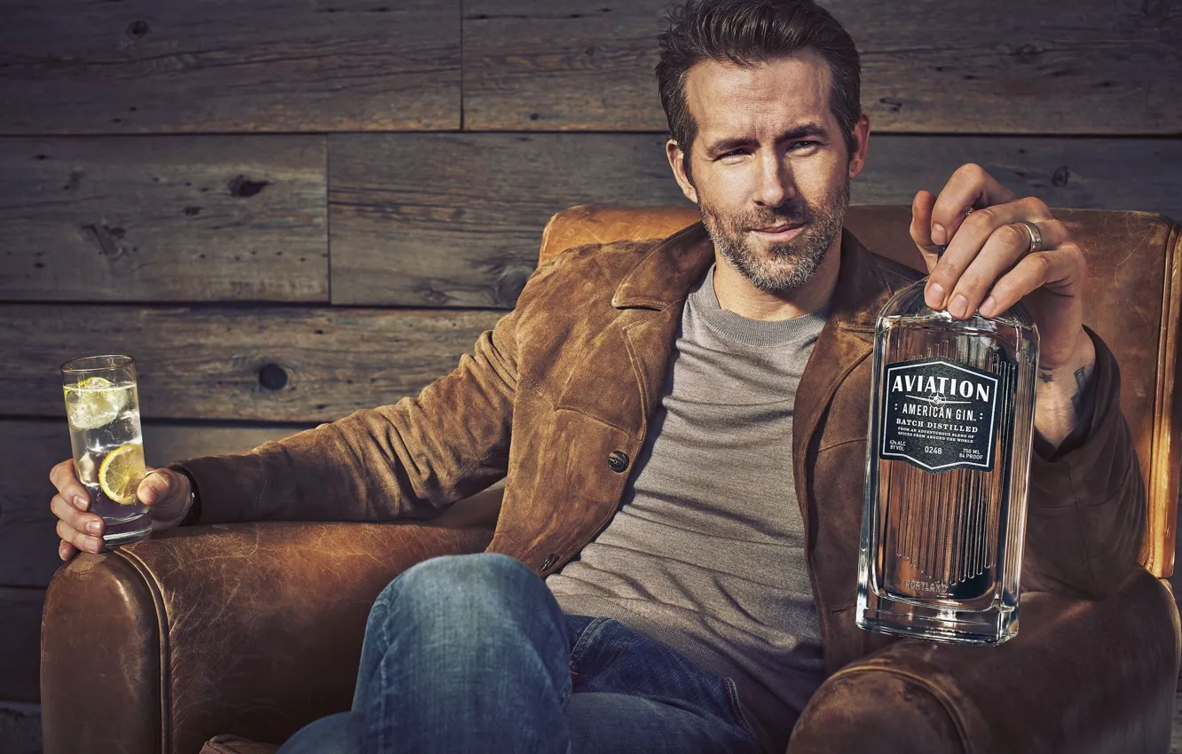 Фото обои actor, chair, look, ryan reynolds, bottle, beard