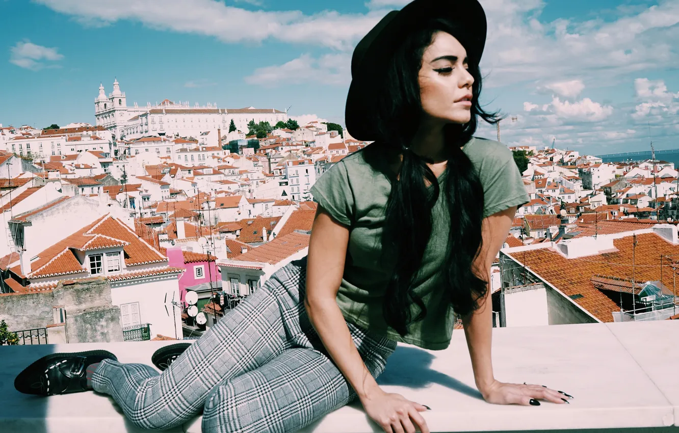 Фото обои девушка, город, волосы, шляпа, актриса, певица, vanessa hudgens