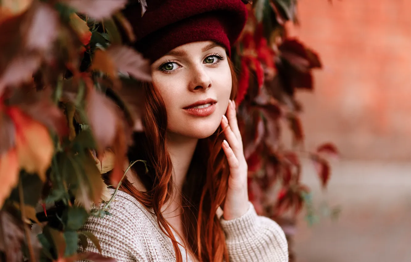 Фото обои взгляд, листья, девушка, лицо, рука, портрет, рыжая, рыжеволосая