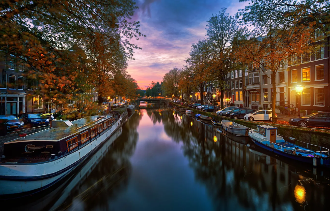Фото обои осень, машины, город, дома, лодки, вечер, освещение, Амстердам