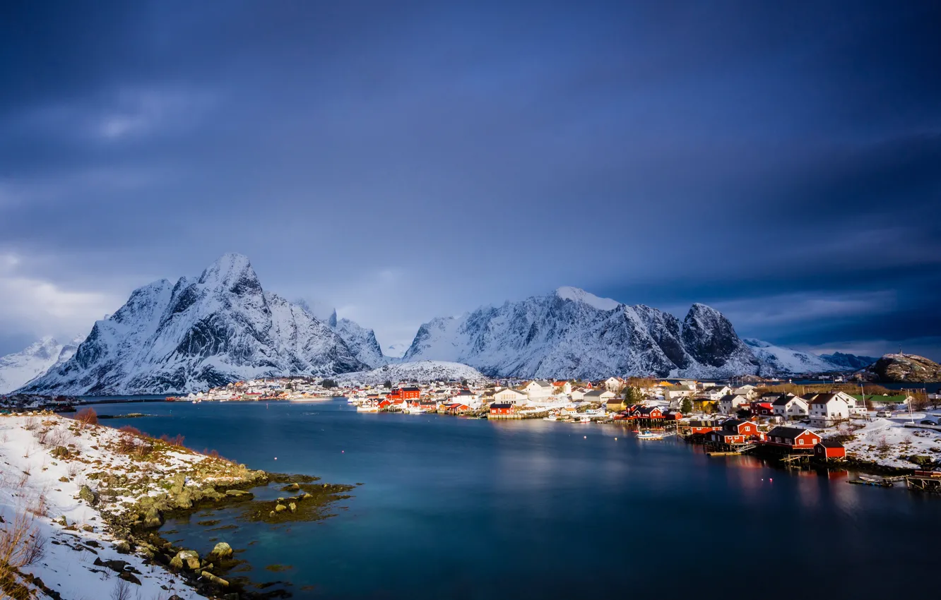 Фото обои зима, снег, горы, синева, скалы, берег, вечер, Норвегия