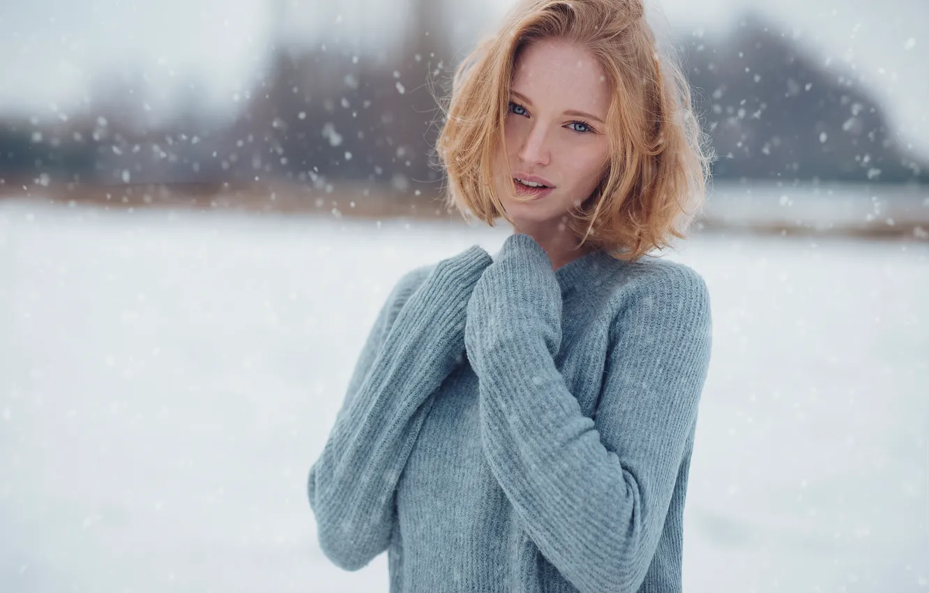 Фото обои зима, взгляд, девушка, снег, поза, фон, модель, портрет