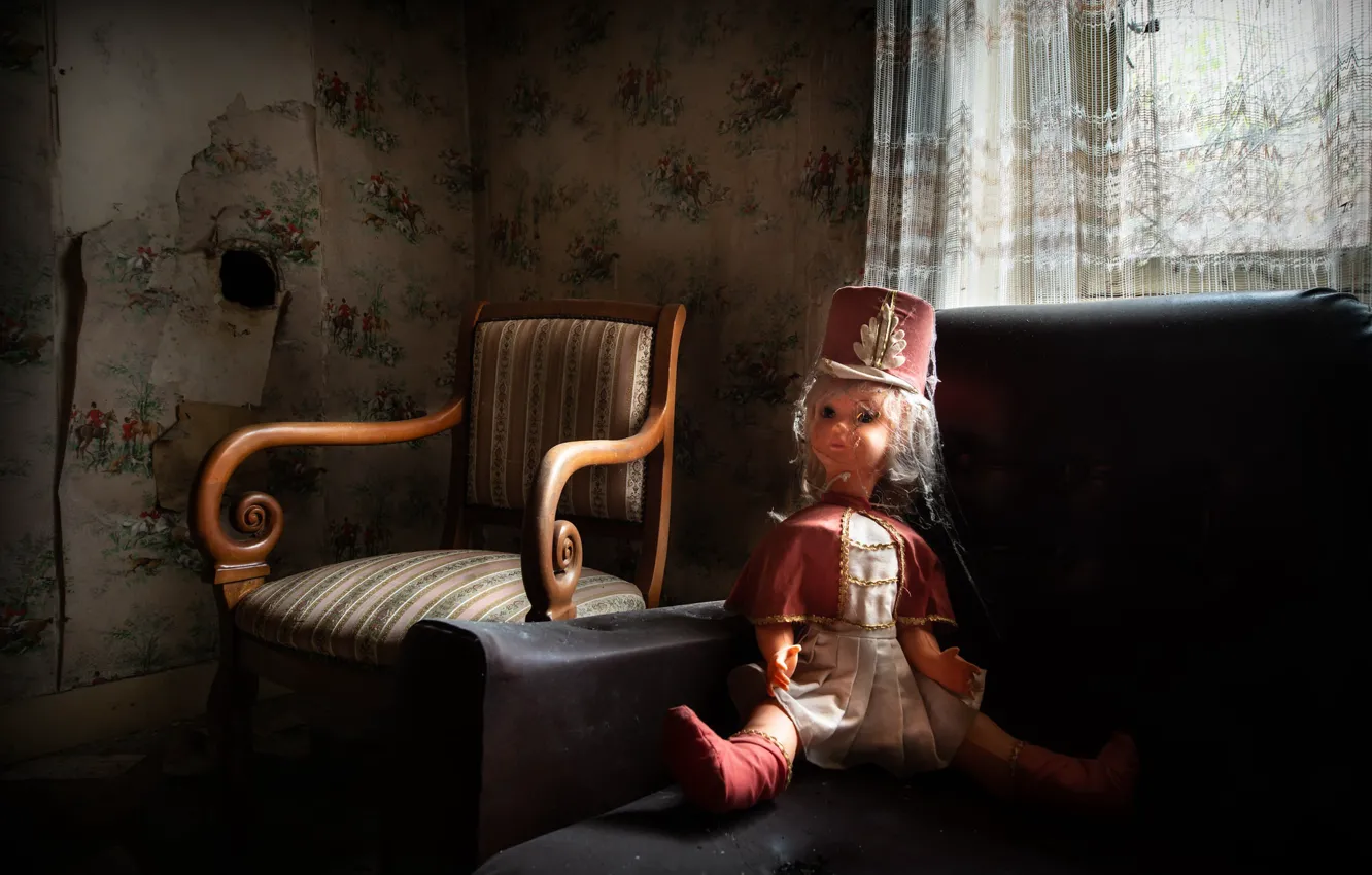 Фото обои кресло, кукла, окно, натурализм