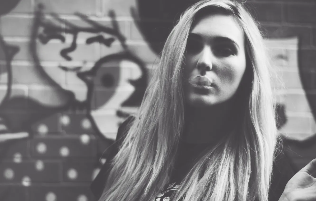 Фото обои girl, graffiti, smoke, woman, model, bokeh, black and white, blonde