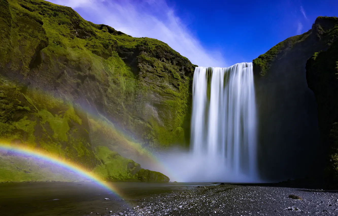 Фото обои небо, солнце, скала, ручей, камни, водопад, мох, радуга