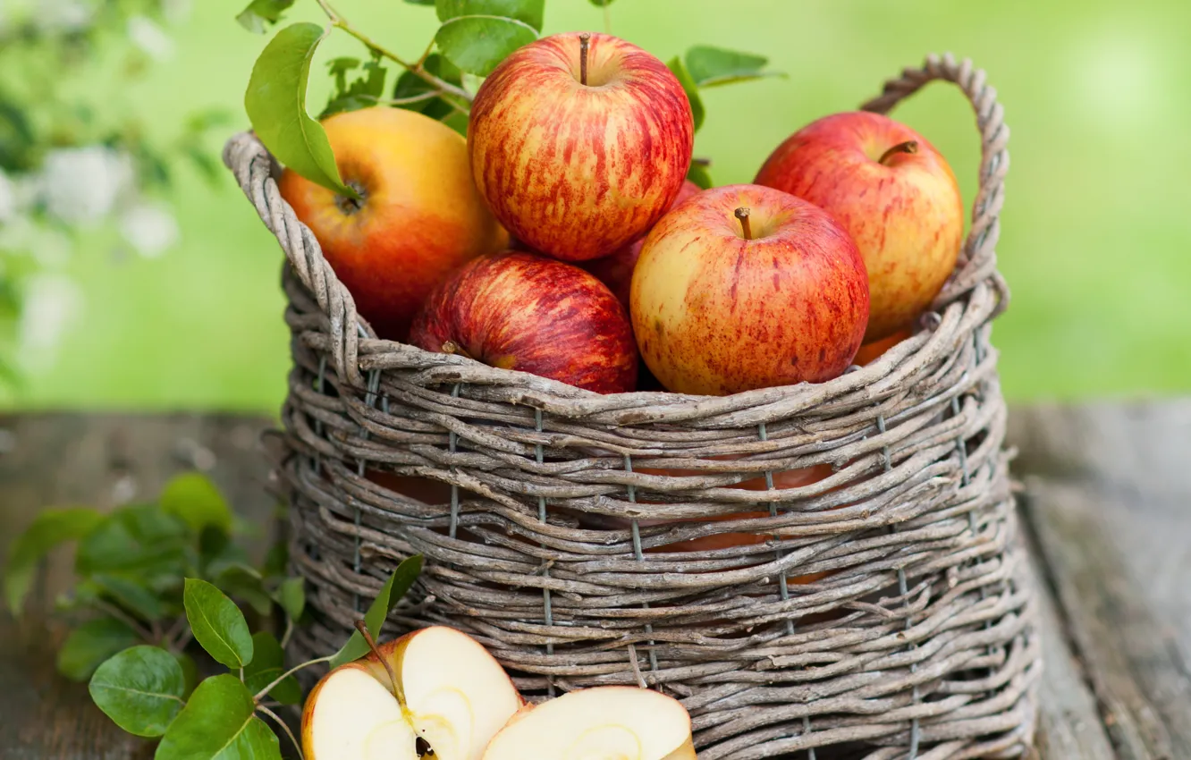 Фото обои корзина, яблоки, листики