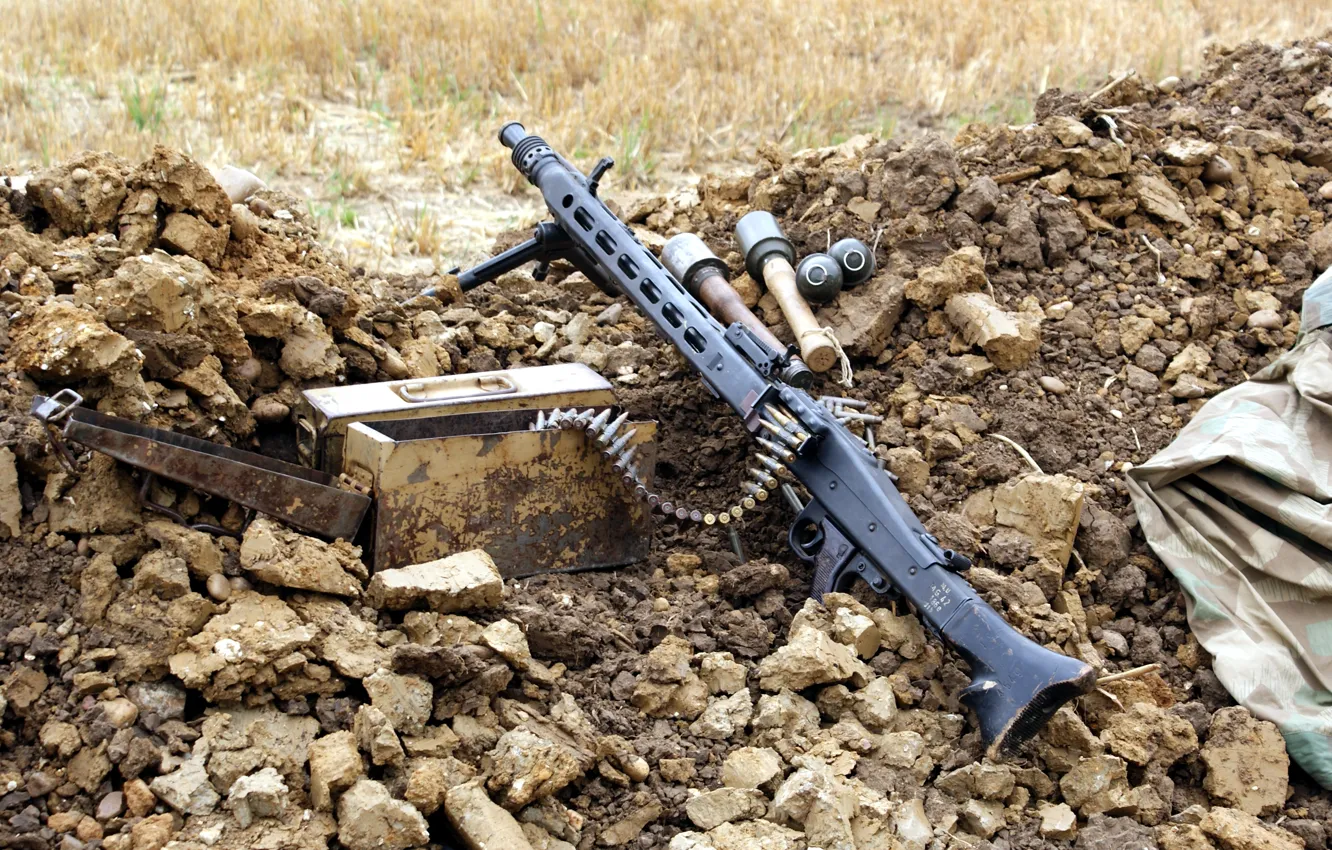 Фото обои оружие, ящик, MG-42, гранаты, пулемёт, патронная лента