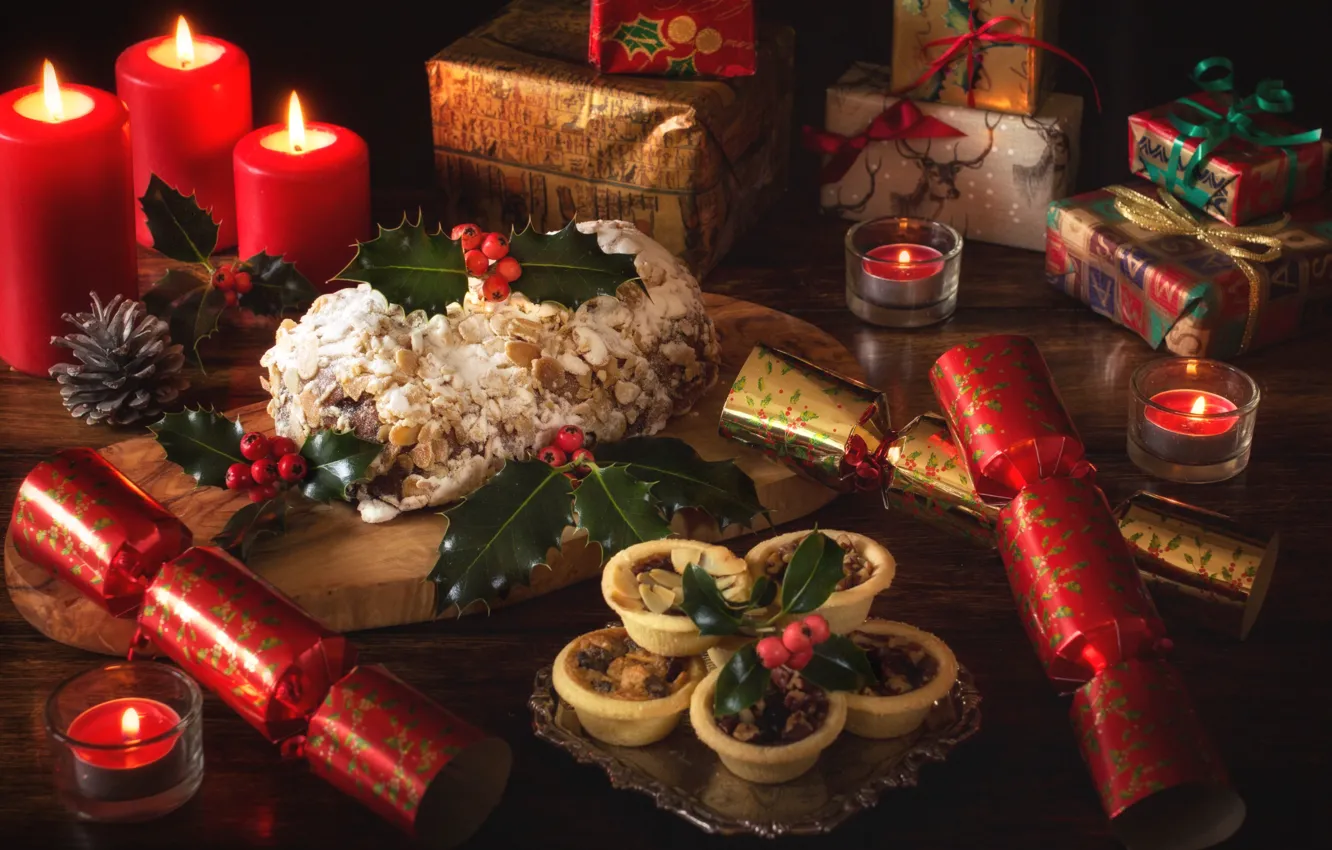 Фото обои праздник, свечи, пирог, подарки, шишка, пирожные, падуб