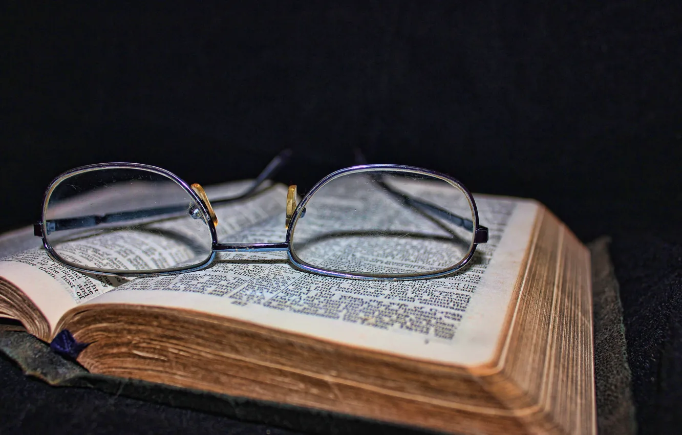 Фото обои очки, книга, чёрный фон, старая