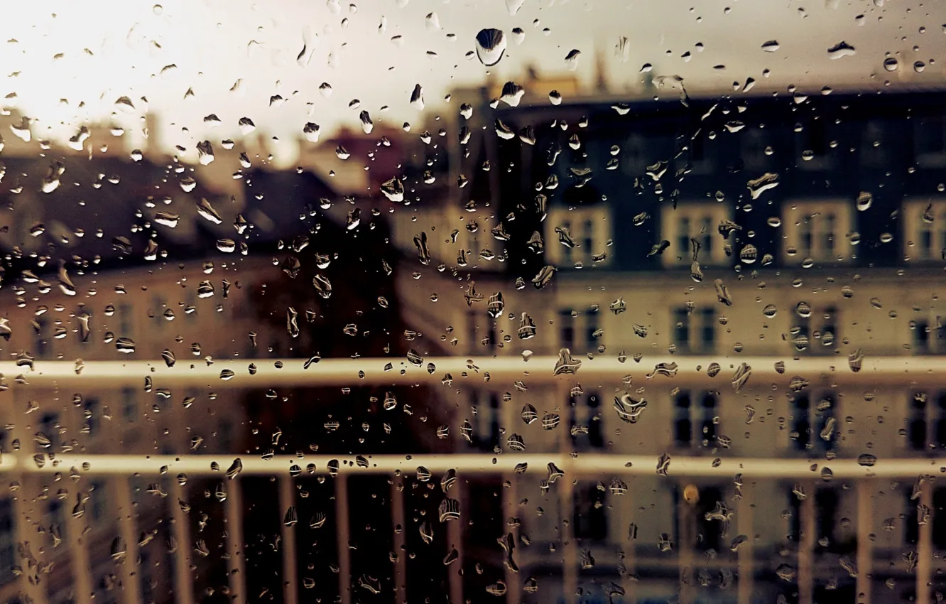 Фото обои осень, стекло, капли, город, дождь, окно, мокрое