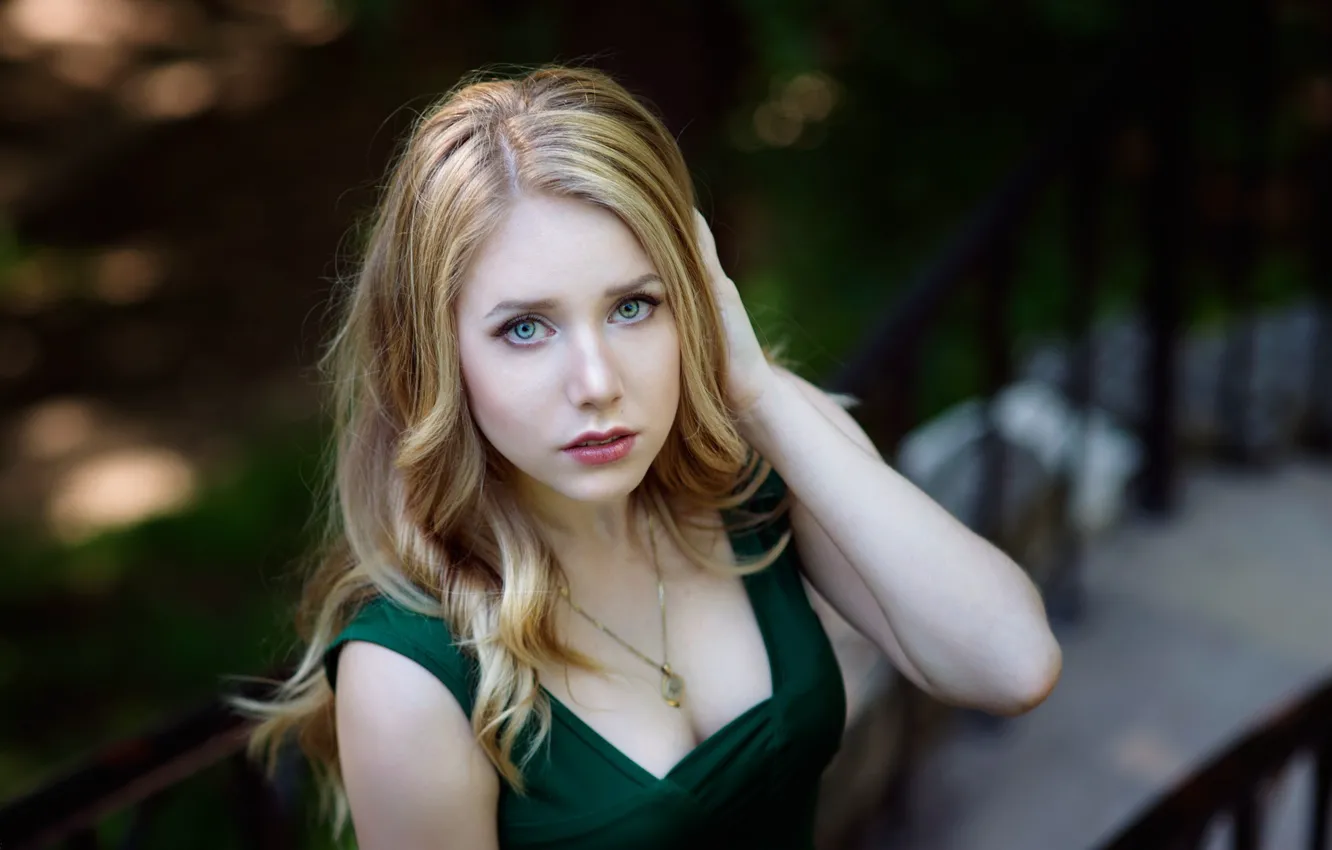 Фото обои woman, blonde, necklace, depth of field