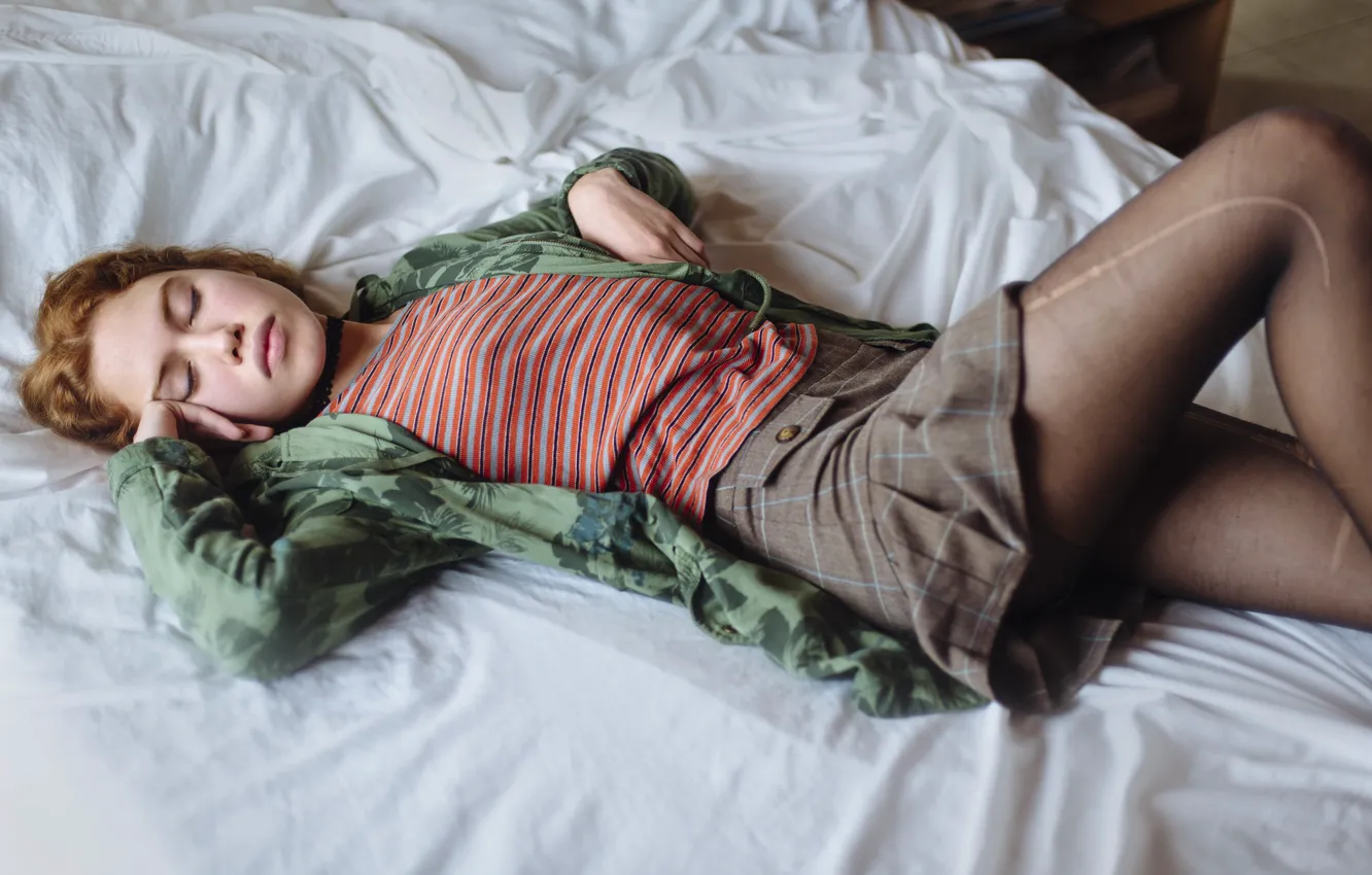 Фото обои девушка, отдых, модель, кровать, спит, ножки, красотка