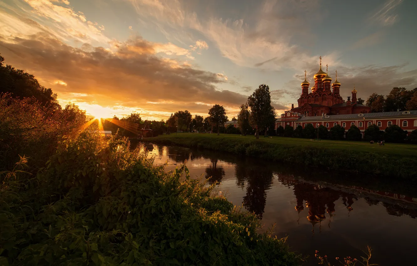 Фото обои трава, солнце, облака, закат, отражение, река, берег, вечер