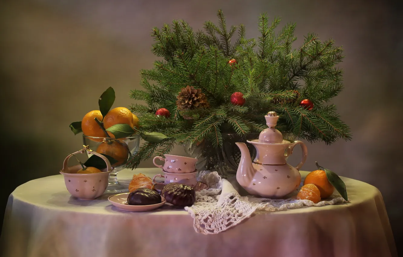 Фото обои ветки, стол, праздник, игрушки, новый год, ель, чайник, чашки