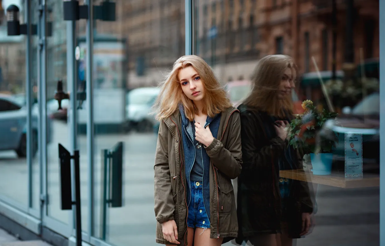 Фото обои girl, glass, shorts, long hair, legs, photo, blue eyes, model