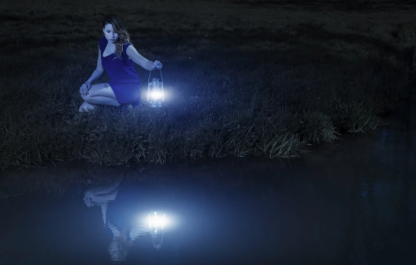 Фото обои девушка, ночь, река, лампа