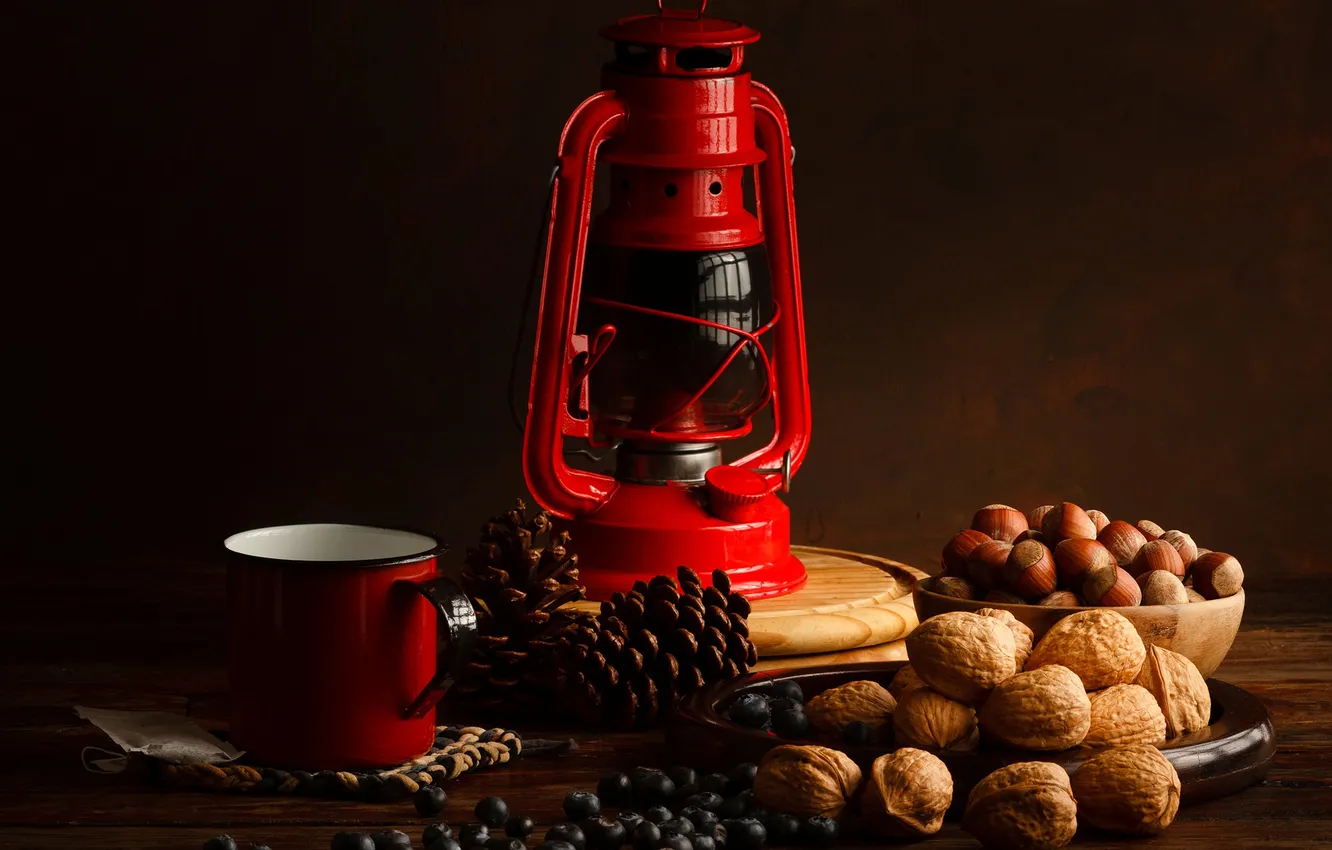 Фото обои ягоды, лампа, черника, чашка, орехи, красная, шишки, лесные