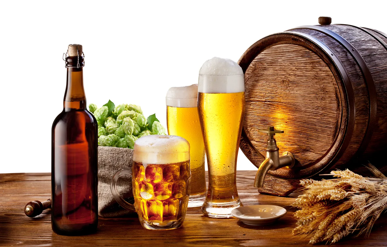 Фото обои пена, стол, бутылка, пиво, кружка, стаканы, колосья, блюдце