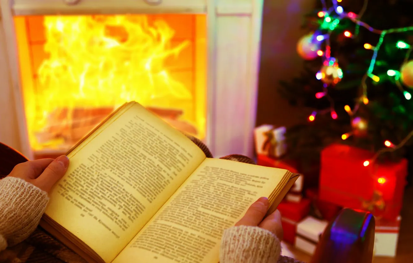 Фото обои девушка, тепло, елка, огоньки, руки, Новый Год, Рождество, подарки