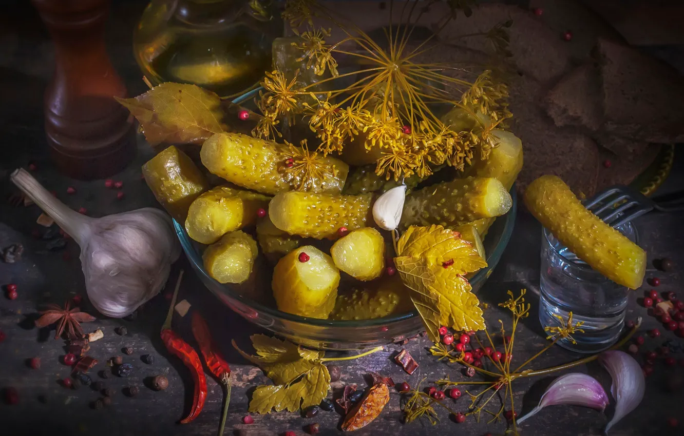 Фото обои укроп, хлеб, перец, чеснок, закуска, солёные огурчики, Владимир Володин, рюмка водки на столе