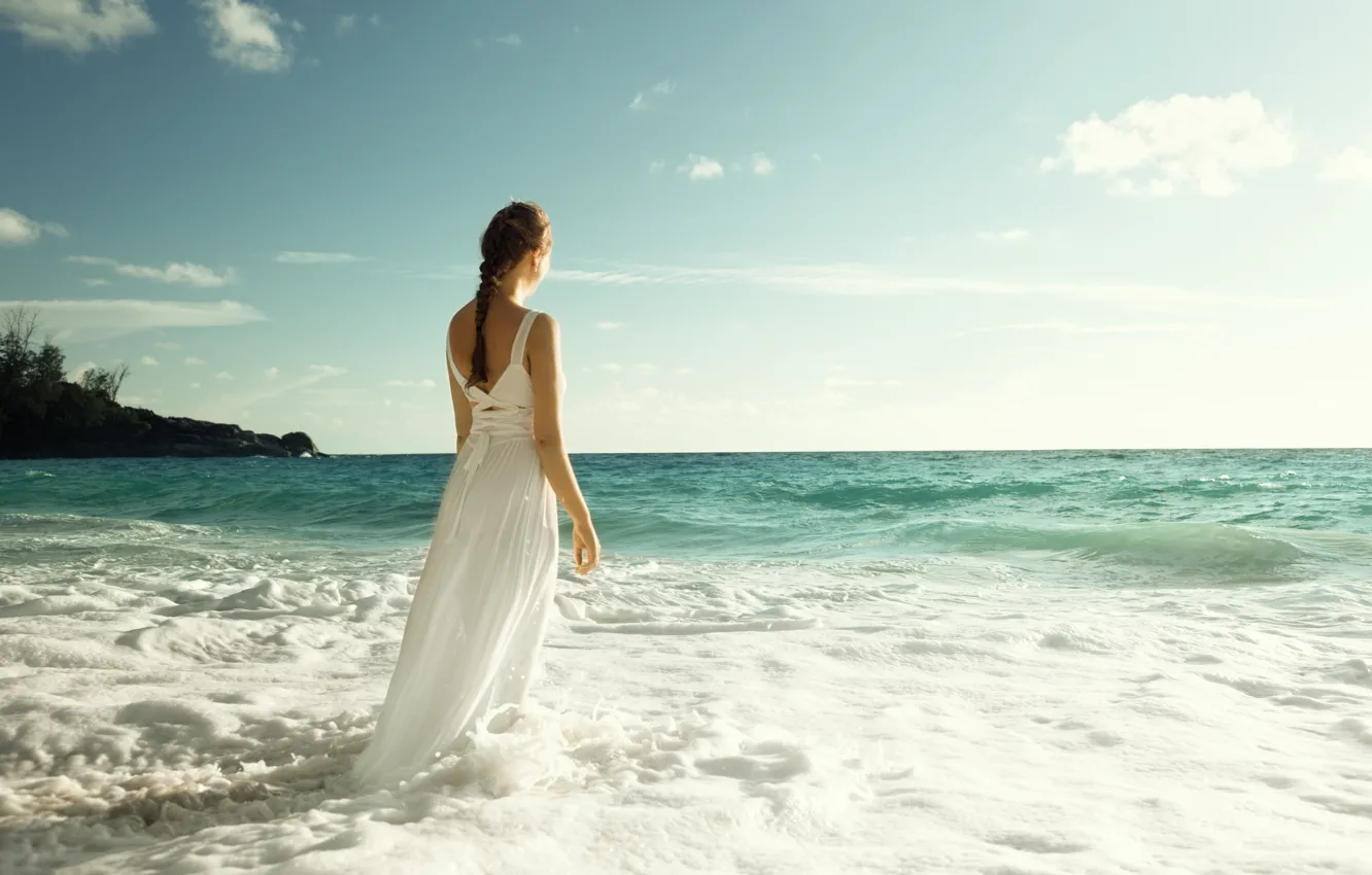 Фото обои море, волны, небо, девушка, спина, платье