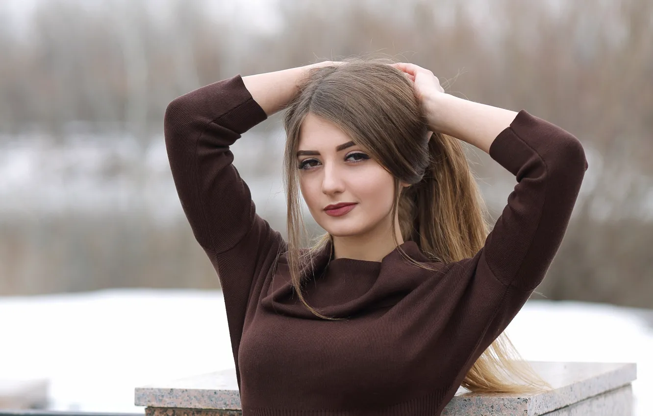 Фото обои зима, взгляд, поза, фон, модель, портрет, руки, макияж