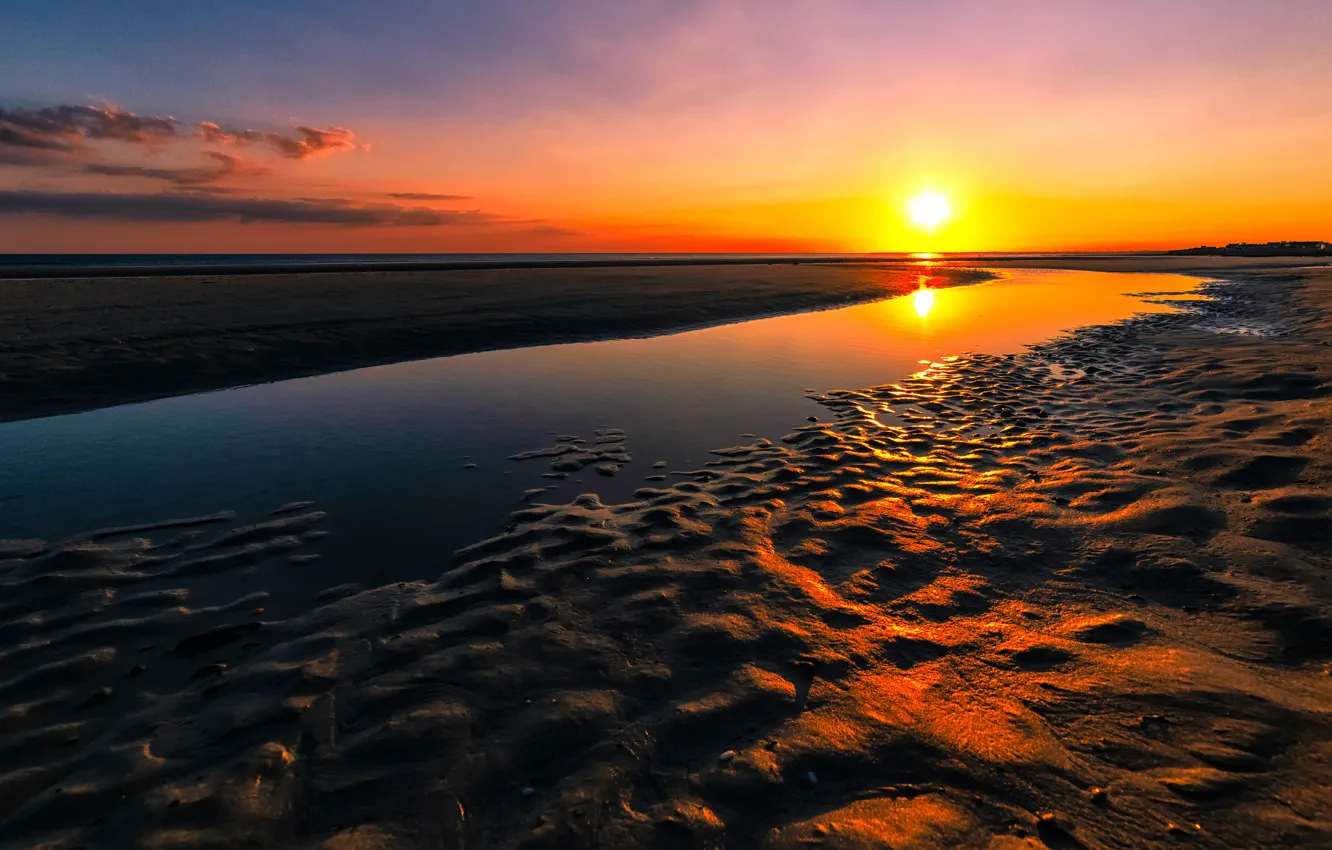 Фото обои песок, пляж, небо, солнце, облака, закат, отражение, река