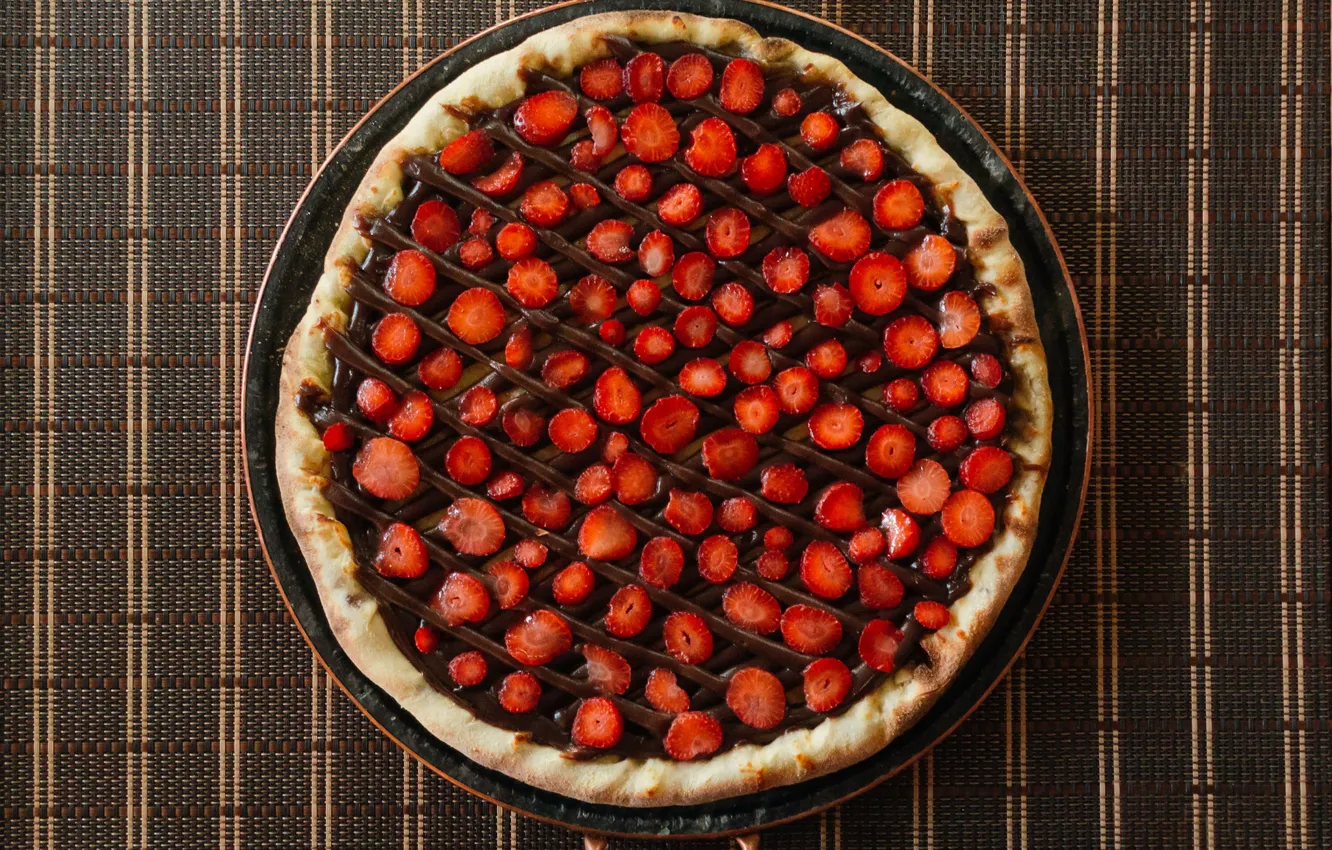 Фото обои pizza, chocolate, strawberries, sweet pizza
