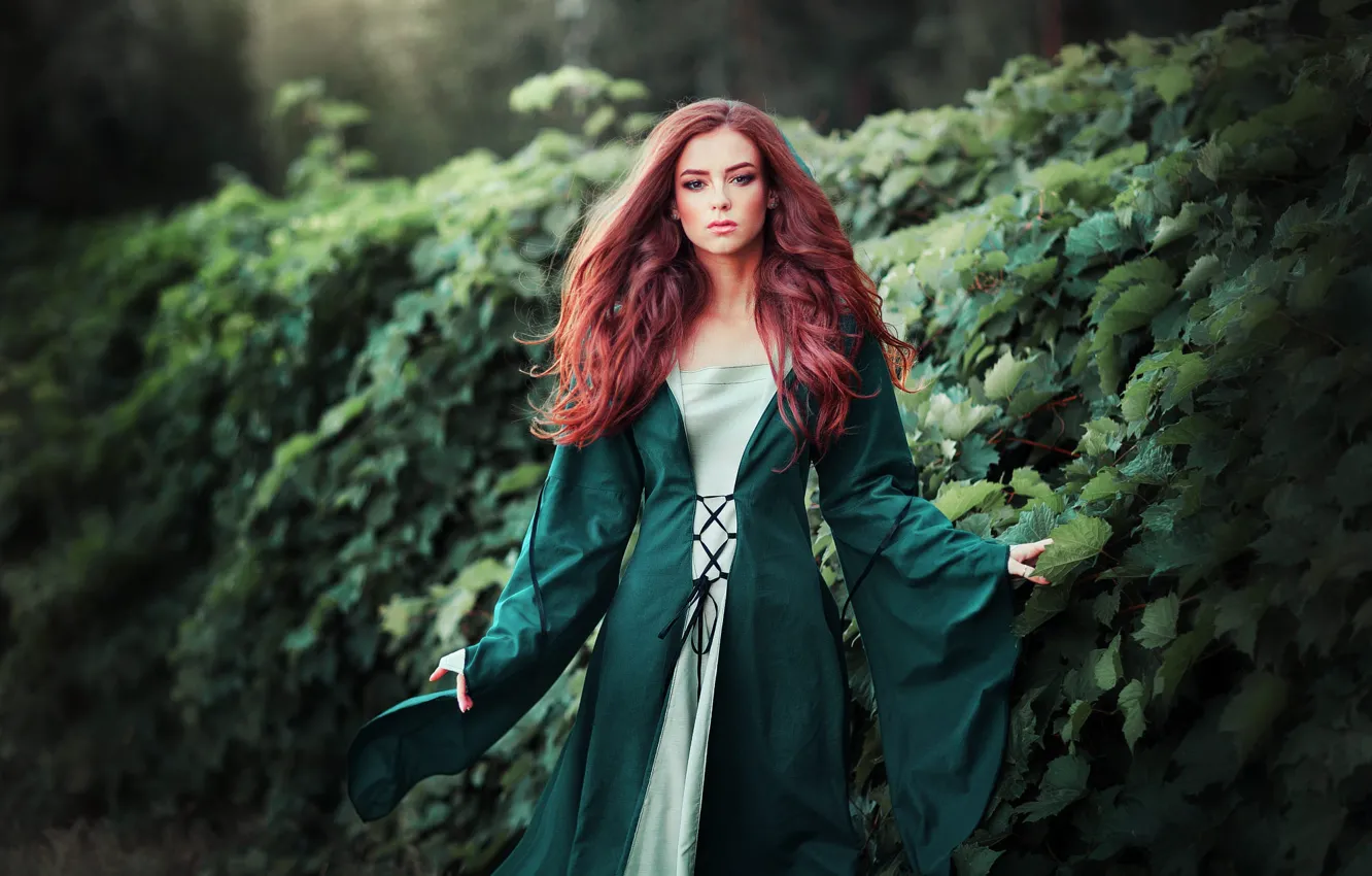 Фото обои взгляд, девушка, природа, шатенка, кусты, зеленое платье, Ольга Бойко