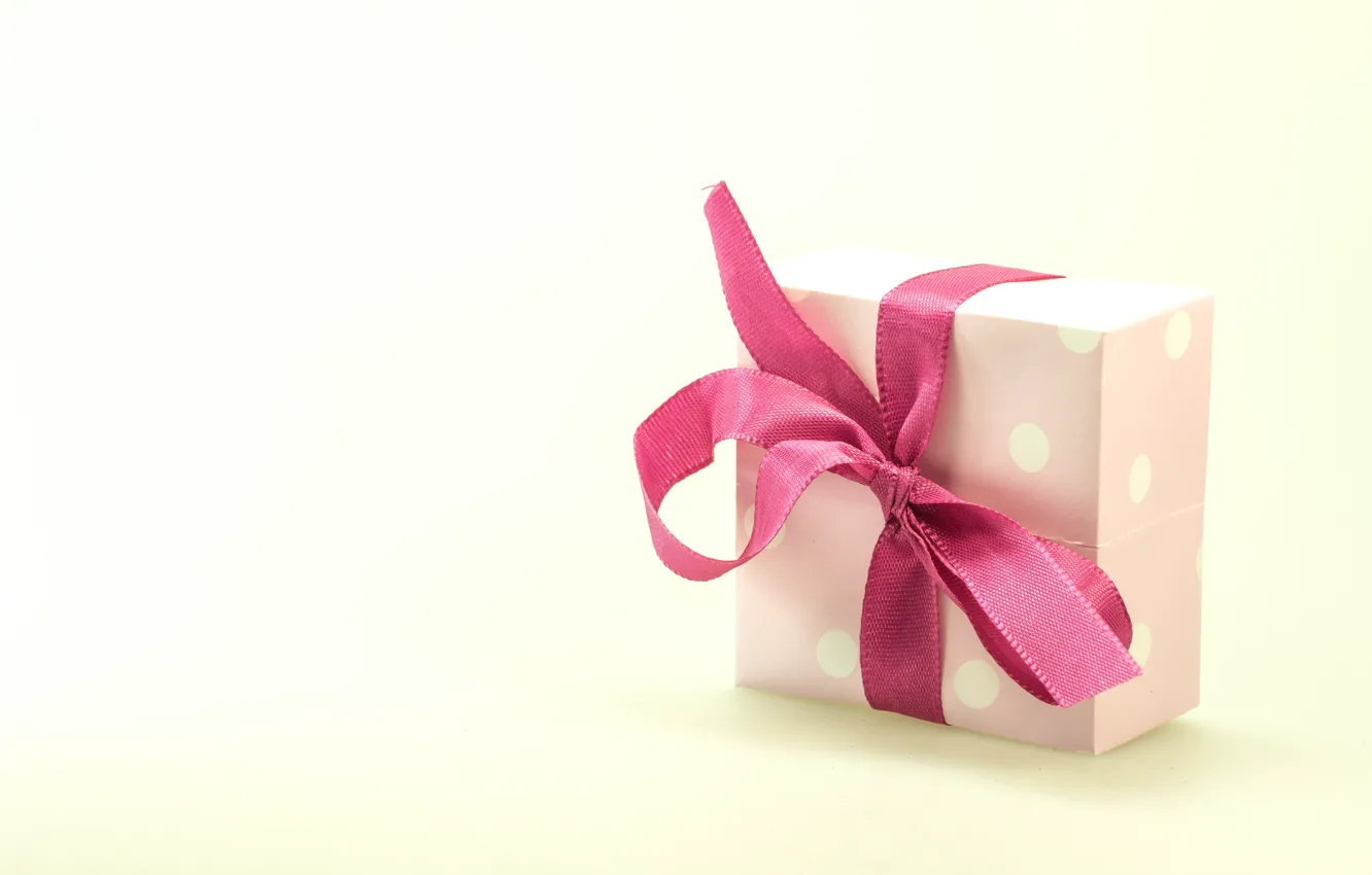 Фото обои розовый, праздник, коробка, подарок, лента, бант, светлый фон