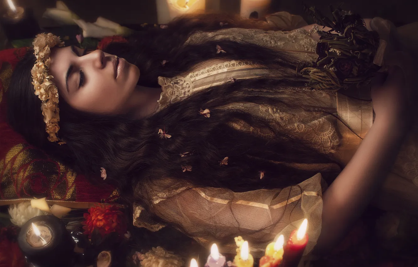 Фото обои девушка, цветы, лицо, волосы, свечи, красавица, спящая