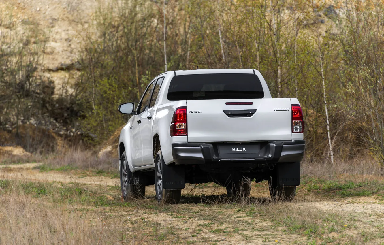 Фото обои дорога, зелень, белый, трава, Toyota, пикап, Hilux, Special Edition