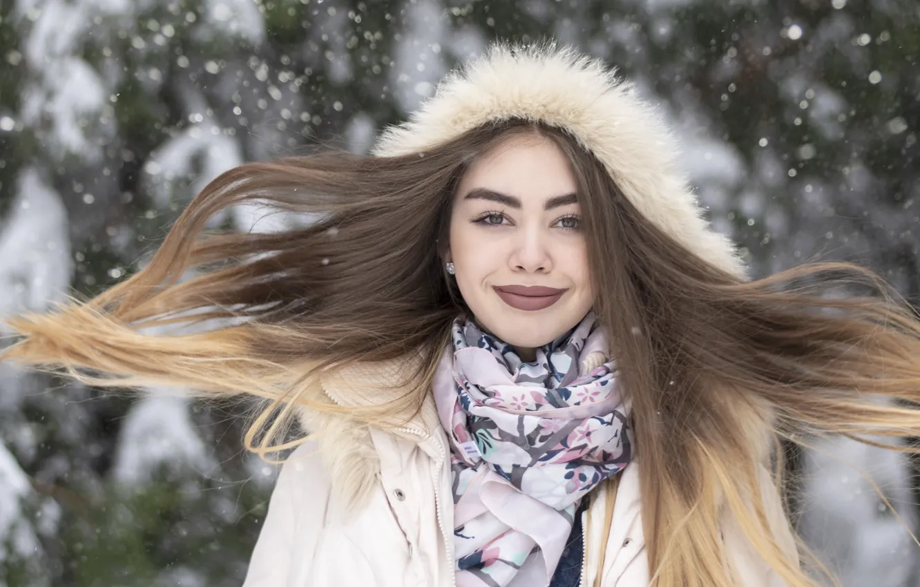 Фото обои холод, зима, девушка, снег, волосы, елки, портрет, зимний портрет