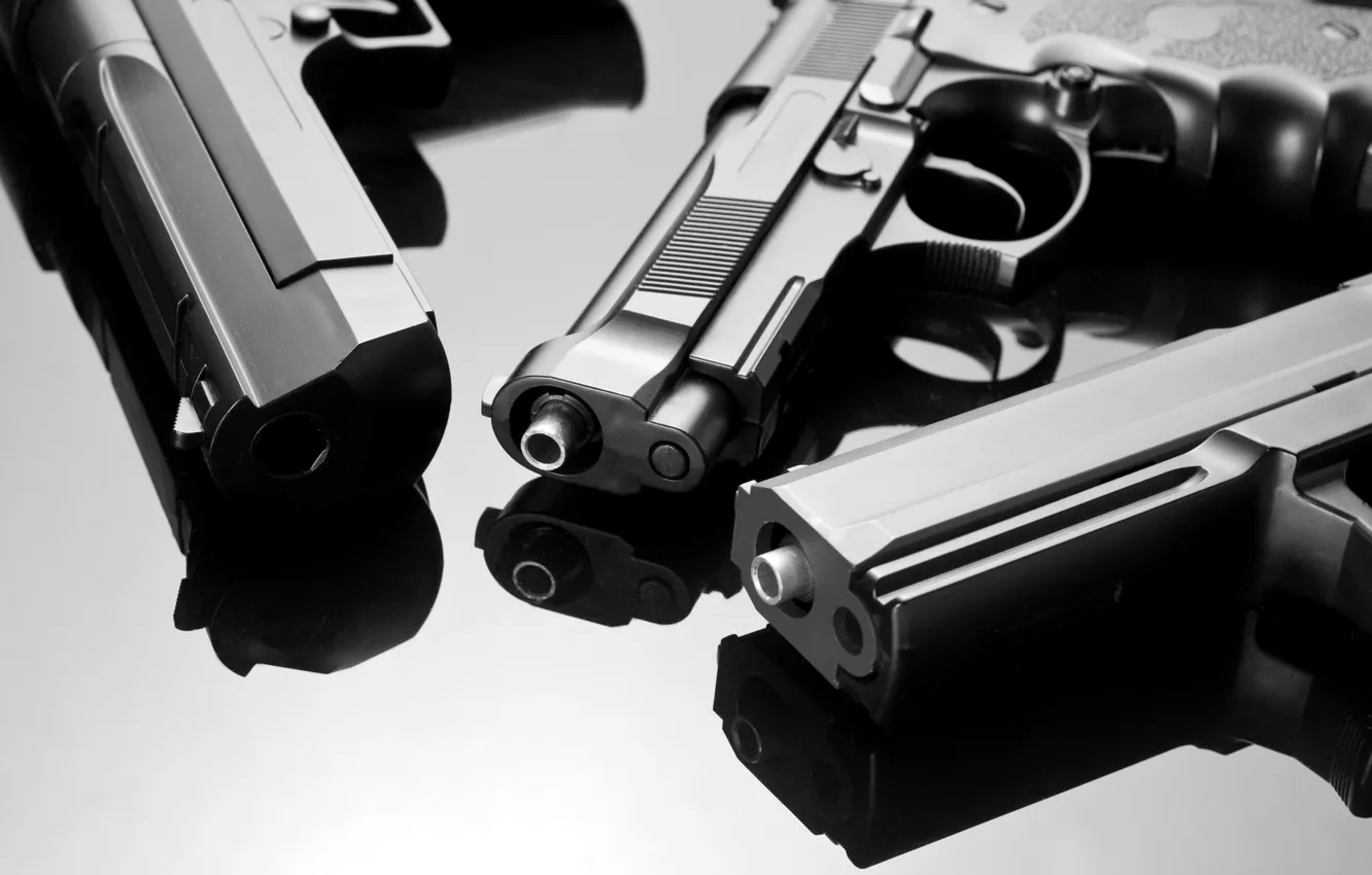 Фото обои отражение, оружие, gun, три пистолета
