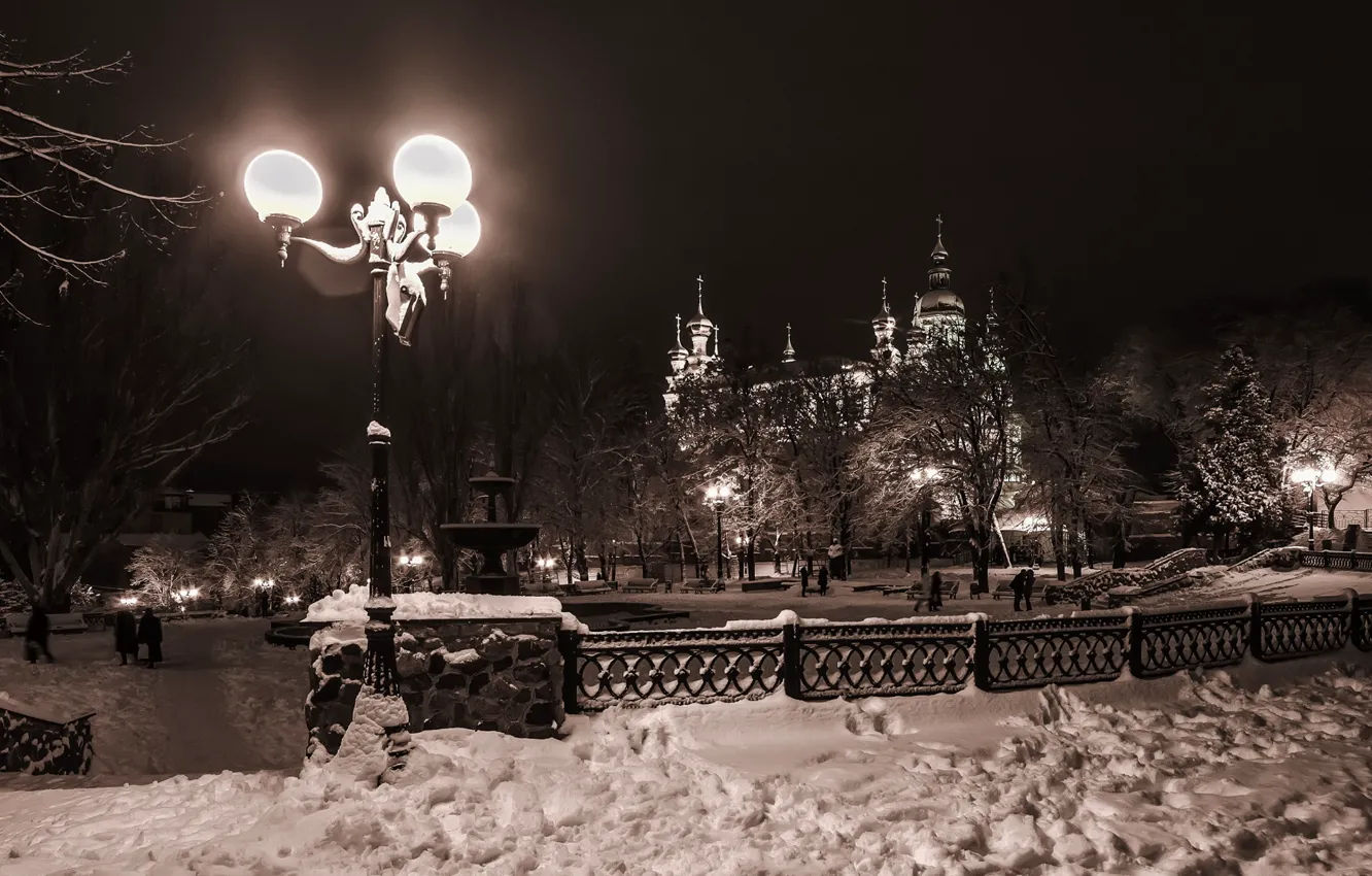 Фото обои зима, снег, деревья, ограда, фонари, сугробы, фонтан, Украина