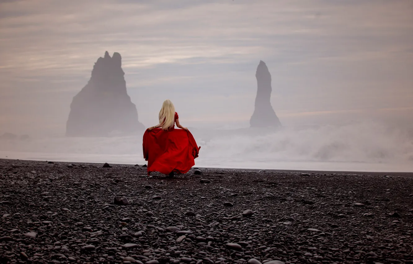 Фото обои море, девушка, шторм, настроение, скалы, красное платье