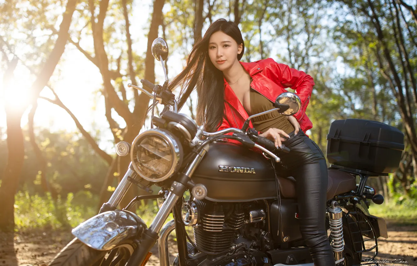 Фото обои cleavage, Asian, model, women, brunette, jacket, leather jacket, women outdoors