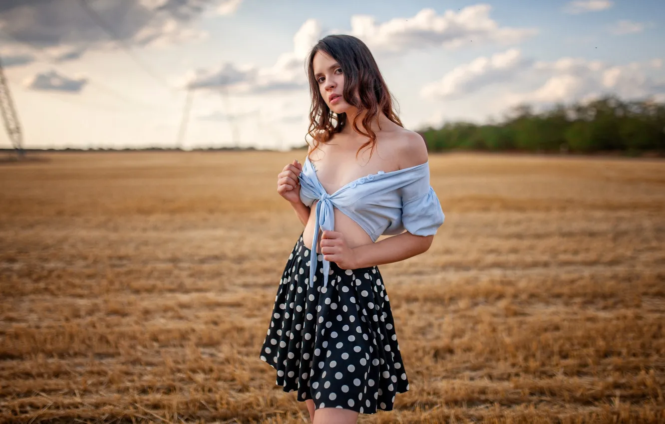 Фото обои cleavage, model, women, brunette, skirt, portrait, bare shoulders, miniskirt