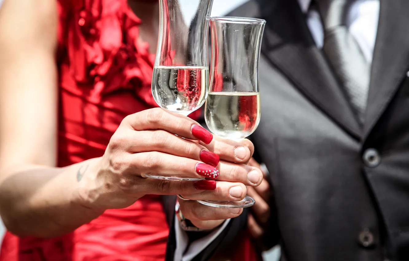 Фото обои женщина, руки, бокалы, мужчина, шампанское, маникюр