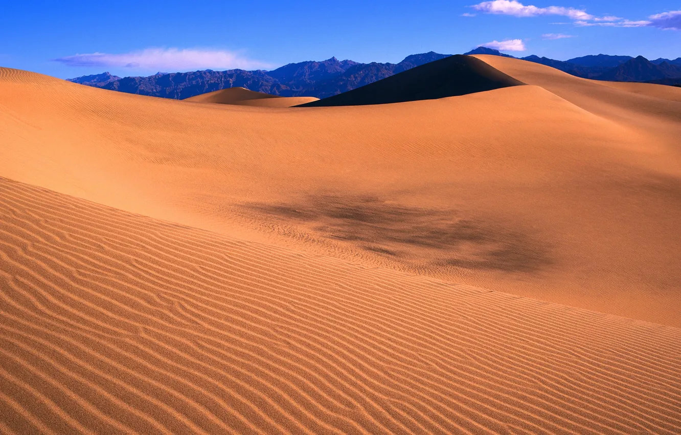 Фото обои песок, небо, горы, пустыня, горизонт, бархан, дюны