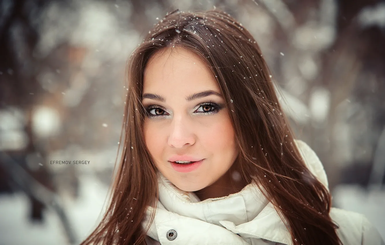 Фото обои зима, девушка, снежинки, макияж, прическа, шатенка, симпатичная, боке