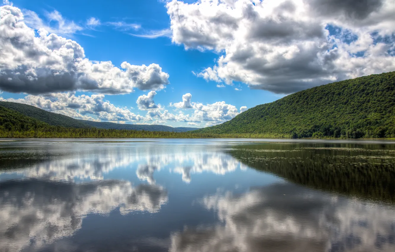 Фото обои облака, деревья, озеро, отражение, холмы